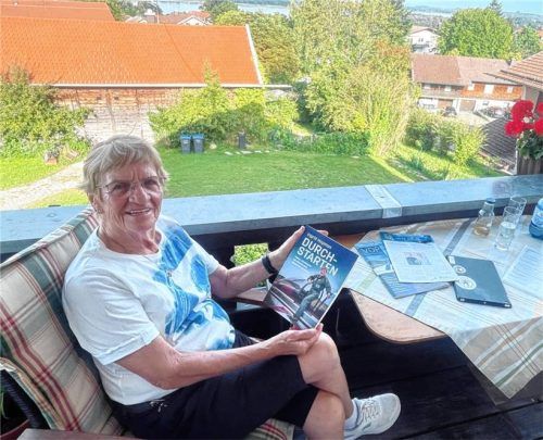 Die 85-jährige Pilotin und frischgebackene Autorin zu Hause auf ihrem Balkon.