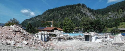 Die Abbrucharbeiten beim ehemaligen Hallenbad ruhen derzeit und werden nach den Sommerferien fortgesetzt. Foto sh