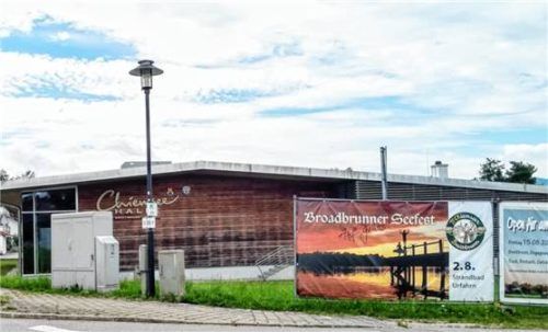 Die aktuelle Situation bei unkontrollierter Plakatierung von Werbebannern im Bereich der Chiemsee-Halle. Foto Wastl