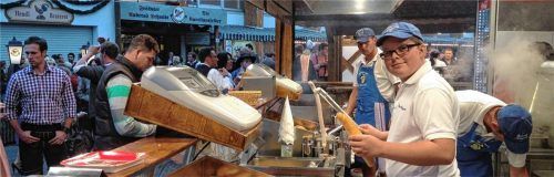 Die Anfänge: Otto Heckl junior als Teenager im Verkaufsbereich der Rollenden Metzgerei – dem Traditionsbetrieb seiner Eltern Hanni und Otto Heckl.