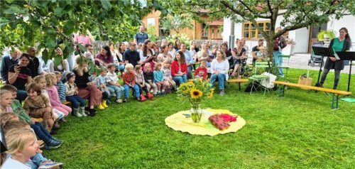 Die Anspannung und Aufregung war mit Händen zu greifen bei der Verabschiedung der Vorschulkinder im Bauernhofkindergarten Lindenbaum.Foto RE