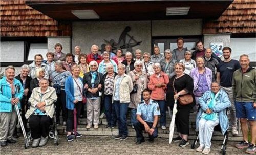 Die Awo-Gruppe beim Empfang in der Sportschule durch Sepp Dostthaler (rechts).