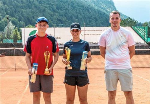 Die Clubmeister im neu aufgestellten Unterwössner Tennisverein waren zugleich die jüngsten Teilnehmer: (von links) Andreas Beck und Maria Hofmann. Vorsitzender Martin Bichler zeigt sich hochzufrieden mit der Entwicklung von Spielern und Verein. Foto  Flug