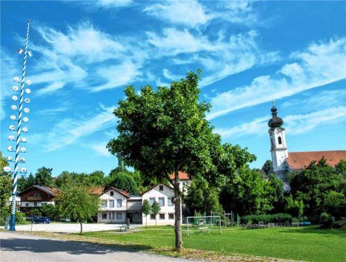 Die Dorfmitte mit Maibaum und Kirche ist das Herzstück des dörflichen Lebens. Foto  Rudolf Mayer