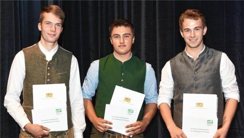 Die drei Besten in der Landwirtschaft waren (von links) Theo Kreitlmeier (Polling) und Franz Rost (Mettenheim), die beide die Note 1,14 erzielten, sowie Sebastian Huber aus Kastl mit der Note 1,24.Foto fund
