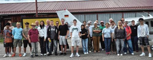 Die ehrenamtlichen Paten und ihre Schützlinge trafen sich zum Schuljahresabschluss auf dem Flugplatz in Vogtareuth. Fotos Aberle