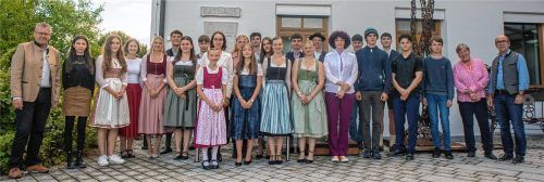 Die Einser-Schüler vor dem Rathaus mit Bürgermeister Georg Weigl (links) sowie (von rechts) Dritter Bürgermeister Martin Lurz und Zweite Bürgermeisterin Maria Breuer. Foto stache
