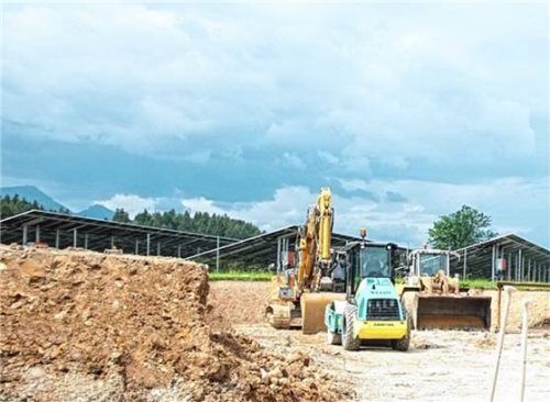 Die Erdarbeiten zum Neubau des Gerätehauses der Feuerwehr Vogling, das im Westen von der neuen, fast zwei Hektar großen Freiflächen-PV-Anlage begrenzt wird, sind weit fortgeschritten.Foto krammer