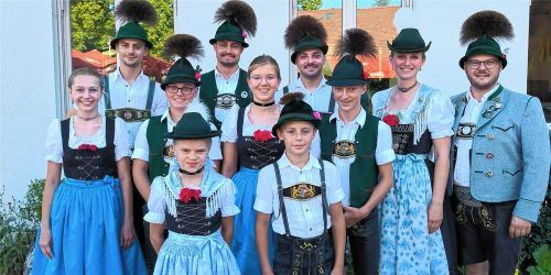 Die Erstplatzierten der verschiedenen Klassen: (1. Reihe v.l.) Anna-Lena Unterseher, Lorenz Freund, (2. Reihe v.l.) Anna Bauer, Maximilian Osterhammer, Sabrina Stocker, Florian Siglreithmaier, (3. Reihe v.l.) Andreas Rauch, Christian Rosenwink, Elias Marlog, Anna Boggusch und Vorstand Sebastian Graf. Anton Hötzelsperger