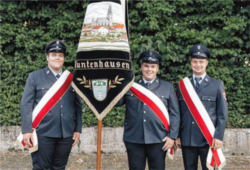 Die Fahnenabordnung der Freiwilligen Feuerwehr Tuntenhausen.