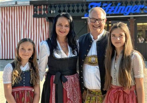 Die Festwirtsfamilie Andreas Schmidt freut sich auf die Rosenheimer Wiesn – und 16 Tage voller Genuss.