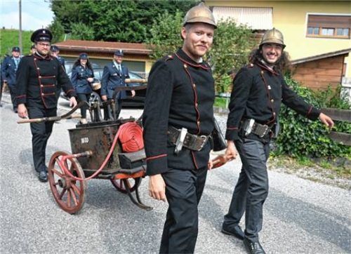 Die Fischbacher Feuerwehr hatte eine historische Spritze mitgebracht.