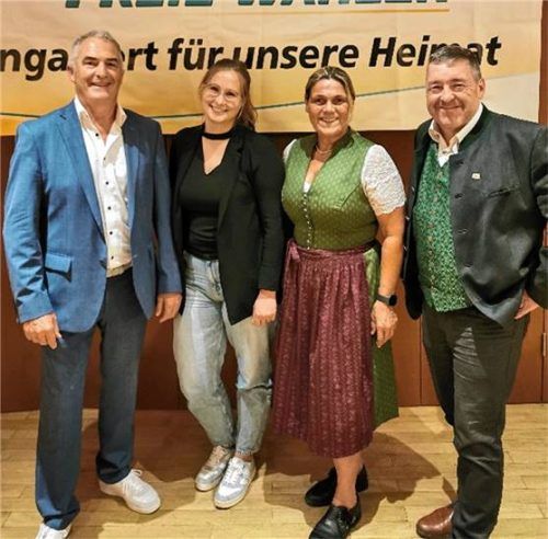 Die FW-Spitzen aus der Region: (von links) Kreisvorsitzender Sepp Hofer, Kassenwartin Sandra Höß, Zweite Vorsitzende Barbara Stein und Schriftführer Josef Lausch.Foto Freie Wähler