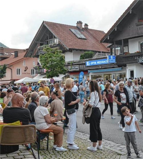 Die Gäste genießen einen gemütlichen Abend im Biergarten mitten in Grassau. Foto eder