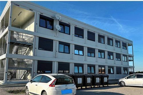Die in Großkarolinenfeld geplante Container-Unterkunft wird ungefähr so aussehen wie diese hier in Bruckmühl. Foto Heinz