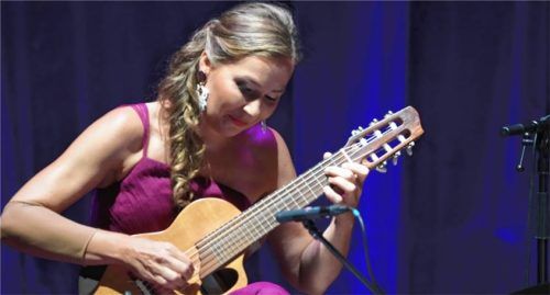 Die Intendantin und Gitarristin Julia Malischnig freut sich über den Erfolg ihres Festivals.