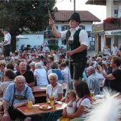 Stimmung, Musik und Tracht am warmen Sommerabend