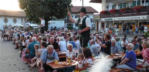 Die Inzeller Goaßlschnoizer wussten bei ihren Auftritten am Brauchtumsfest der „Falka-stoaner Trachtler“ zu begeistern und beeindruckten die vielen Besucher. Foto  Wegscheider