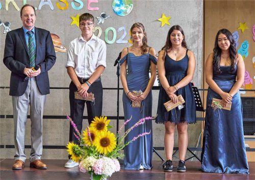 Die Jahrgangsbesten aus den 9. und 10. Klassen: (von links) Rektor Markus Rinner mit Jason Tuche, Selina Schmeling, Alina Perez und Larita Remus.