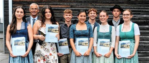 Die Jahrgangsbesten der Dientzenhofer-Realschule Brannenburg 2025 mit Schulleiter Alois Plomer (Zweiter von links): Johanna Sinnesbichler, Jasmina Rottmann, Emanuel Ruhtenberger, Jahrgangsbeste Maria Buchauer, Jake Schnurr, Katharina Seebacher, Andreas Kuchler und Veronika Schlemmer (von links).Foto Steffenhagen