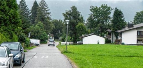 Die Josef-Aberger-Straße verläuft über weite Strecken schnurgerade, ist teilweise nur locker bebaut und weist in Richtung Ortszentrum ein gleichmäßiges Gefälle auf. Sie diente als Richtschnur für die Gemeinde, ein Bild von Geschwindigkeitsüberschreitungen im Ort zu erhalten.Foto  Flug