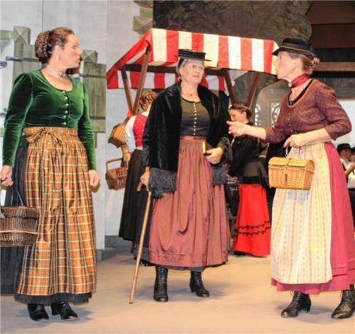 Die junge Bauersfrau aus der großen Stadt sorgt für Gesprächsstoff im Dorf: Szenenbild aus der erfolgreichen Inszenierung von „Madam Bäurin“. Foto Steffenhagen
