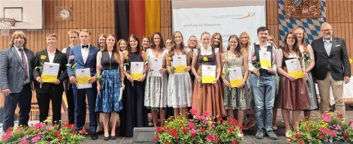 Die jungen Frauen und Männer mit der Traumnote 1,0: An der Staatlichen Berufsschule II wurden viele ausgezeichnete Abschlüsse vergeben. Schulleiter Andreas Gembala (links) und Landrat Andreas Danzer (rechts) überreichten die Zeugnisse und Staatspreise.Foto Wittenzellner