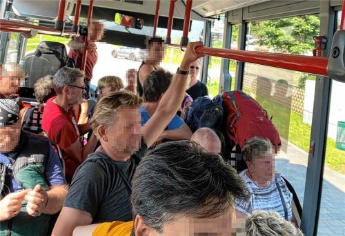 Die Kapazität der bereitgestellten Ersatzbusse war häufig so gering, dass sogar die Notausgänge blockiert wurden. Fotos Julia Schmaderer