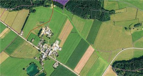 Die Karte zeigt das Kiesabbaugebiet auf einer Anhöhe nördlich des Ortsteils Kraimoos. Rot gekennzeichnet ist die bisher geplante Zu- und Abfahrt und grün markiert die neue Variante.  Schultheiss