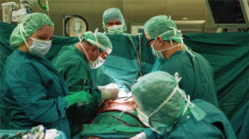 Die Krankenhausreform birgt Gefahren für die Versorgung herzkranker Patienten in ländlichen Regionen. Ob das Fachzentrum für Herzchirurgie an der Schön Klinik Vogtareuth erhalten bleibt, ist nicht sicher (Symbolbild). Foto dpa