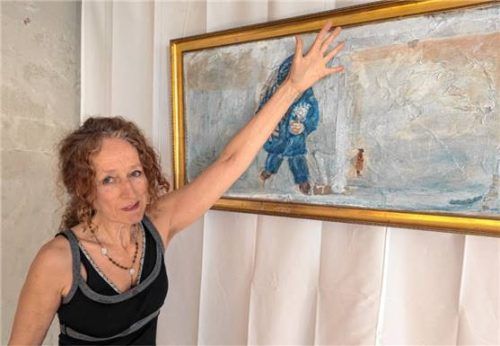 Die Künstlerin Annette Elm vor ihrem großen Wandbild „Sehnsucht“.Foto Hoffmann