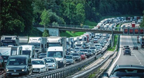 Die Lawine rollt: Zum Sommerferienstart wird viel Verkehr erwartet. Wer, so wie hier auf der A8, in den Süden will, sollte Geduld einpacken. Foto IMAGO