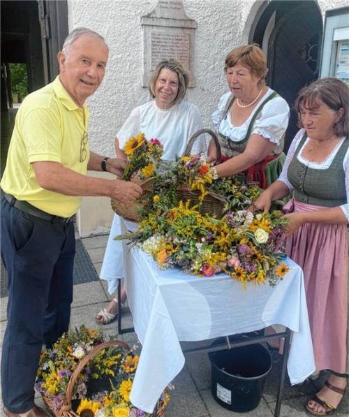 Die liebevoll gestalteten Kräuterbuschen erbrachten eine ordentliche Einnahme.