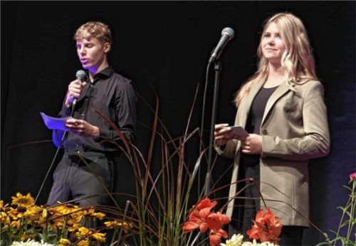 Die Moderatoren: Lennox Lenz und Emilia Barazza führten durch die Zeugnisverleihung.Foto Sedlbauer