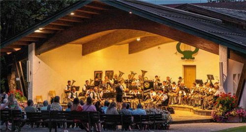 Die Musikkapelle Wössen begeisterte am Musikpavillon.Foto  Flug
