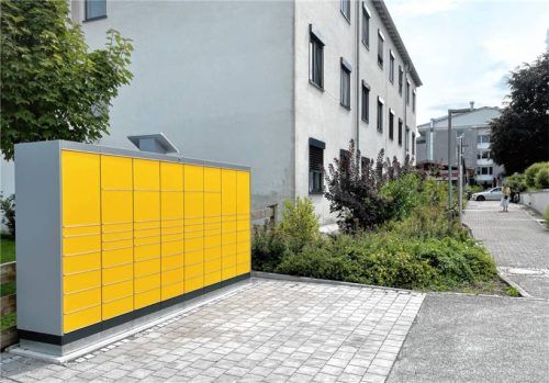 Die neue DHL-Packstation Nr. 172 in Prien-Stock befindet sich an der Seestraße 91 auf der Rückseite von Haus B der Schön Klinik zwischen Klinikgebäude und Chiemseebahn. Von der Seestraße aus ist die Station zu Fuß über den Weg zwischen den Klinikgebäuden erreichbar. Mit dem Pkw ist die Zufahrt nur über den Birkenweg und dann parallel der Bahngleise möglich.Foto  Berger