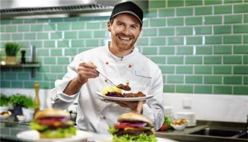 Die neue GLOBUS Gastronomiekarte ermöglicht es Unternehmen, Mitarbeiterinnen und Mitarbeitern eine gesunde und vollwertige Mahlzeit zu günstigen Preisen anzubieten. Foto GLOBUS Markthallen