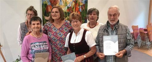 Die neuen Vorsitzenden der Awo Kolbermoor Giovanna Berchtenbreiter (Dritte von links) und Waltraud Huber (ganz links) mit den Geehrten (von links) Inge Döbl, Marianne Wimmer, Hannelore Fahninger und Friedrich Fahninger.
