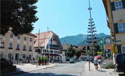 Die Ortsmitte von Grassau präsentiert sich freundlich mit vielen Geschäften. Dort sind ausreichend Parkplätze vorhanden. Es sollte noch mehr für Radfahrer geschaffen werden. Foto Tamara Eder