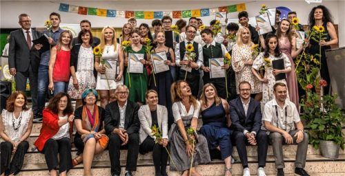 Die Ostermünchner Absolventen und die Schulfamilie auf einem Bild. Fotos stache