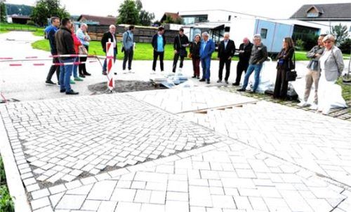 Die Pflastersteine für den Dorfplatz in Feldkirchen sollen nach dem Muster links oben verlegt werden, aber mit leichter Drehung der Steine und farblicher Änderung. Foto merk