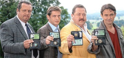 Die Schauspieler (von links) Andreas Giebel, Tom Mikulla, Joseph Hannesschläger und Robert Lohr zeigen auf dieser Aufnahme aus dem Jahr 2007 während einer Pause bei Dreharbeiten für die „Rosenheim-Cops“ ihre Dienstausweise. Die Kultserie wurde ab Mitte September 2007 wöchentlich im ZDF ausgestrahlt. Foto dpa