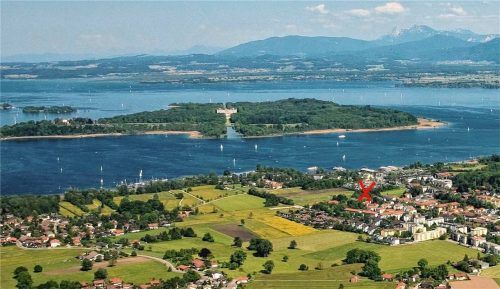 Die Sichtachse des frischgebackenen Welterbes Schloss Herrenchiemsee. Wird sie von einem geplanten Mobilfunkmast (rotes Kreuz) in Prien-Stock gestört? Foto Foto Berger/Anita Berger