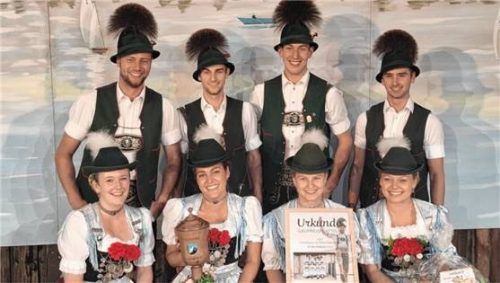 Die Sieger aus Niederaschau mit Urkunde und dem Wanderpokal, gestiftet im Vorjahr vom GTEV Schleching. Foto  Hötzelsperger