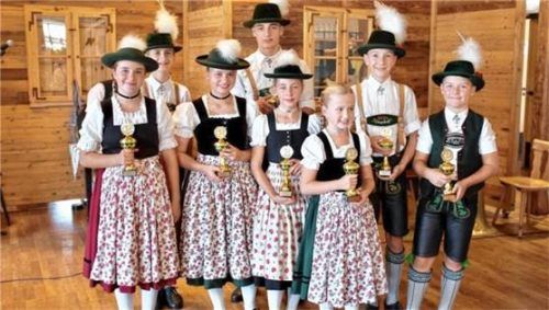 Die Sieger der acht Altersgruppen: (von links) Magdalena Grafetstetter (Chieming), Leon Gallinger, Marie Holzner, Tobias Bauer (alle Siegsdorf), Maria Krammer (Bergen), Johanna Biermaier, Dominik Lackner (beide Siegsdorf) und Korbinian Stöger (Chieming). Foto  Krammer