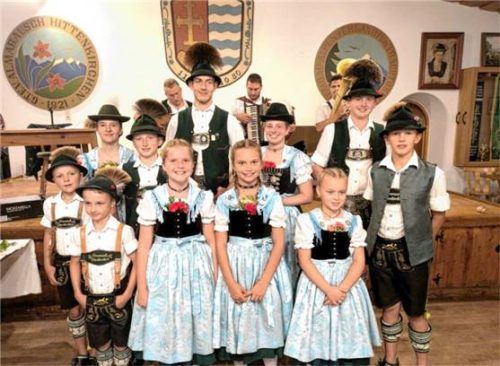 Die Sieger des Preisplattelns: (vorne, von links) Korbinian Krempl (Buam 1), Stefan Wöhrer (Buam 2), Anna Schnaiter (Dirndl 2), Miriam Wollschlager (Dirndl 3), Franziska Hartl (Dirndl 1) und Franzi Schnaiter (Buam 4) sowie (hinten, von links) Hanna Schnaiter (Dirndl 4), Franzi Wörndl (Buam 3), Anton Reiter (Altersklasse), Magdalena Obermeier (Aktive Dirndl) und Johannes Obermeier (Aktive Buam). Foto  Hötzelsperger