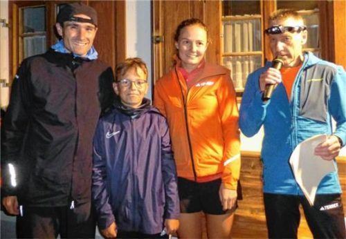 Die Siegerehrung beim 41. Astenberglauf mit Tagessieger Samuel Demetz, Maxim Blersch (jüngster Teilnehmer), Damen-Siegerin Juliane Rößler und Georg Lagler, Abteilungsleiter Leichtathletik ASV Flintsbach (von links).Foto re