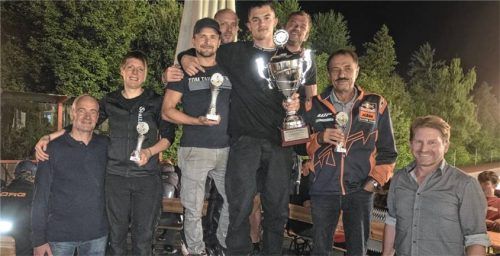Die siegreichen Teams mit Sportreferent Rainer Himmelsbach (links) und Bürgermeister Josef Grundner (rechts). Foto stettner