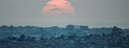 Die Sonne geht hinter Gebäuden unter, die während der israelischen Boden- und Luftoperationen im nördlichen Gazastreifen zerstört wurden. Foto dpa