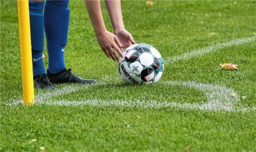 Die Städtepartnerschaft mit der ungarischen Stadt Cegléd wird mit einem Fußballturnier gefeiert. Neben Teams den Partnerstädten Cegléd, Iraklio und Salzburg nehmen fünf hiesige Teams teil. Foto pixabay/Alexander Fox